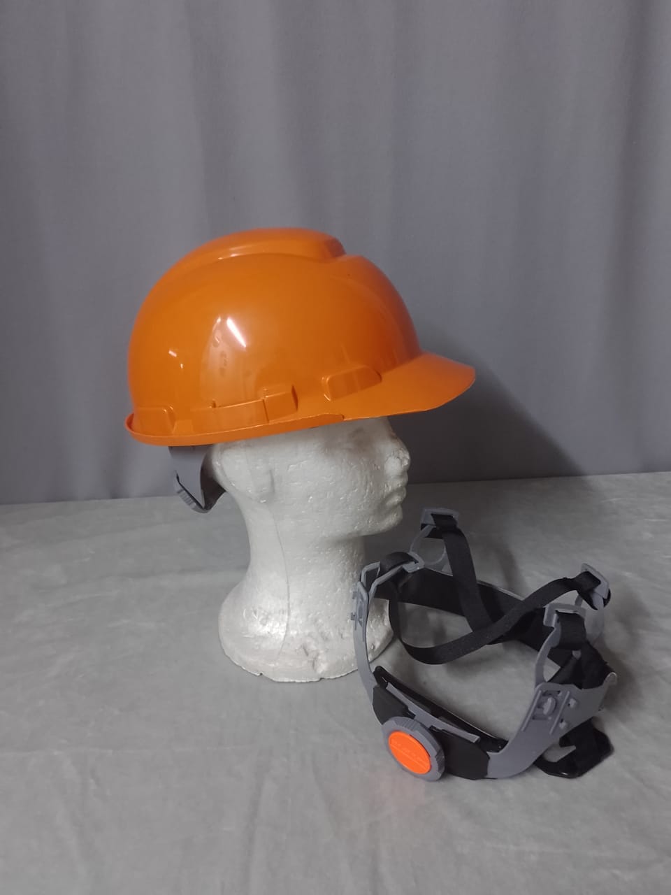 Casco naranja de seguridad con arnés