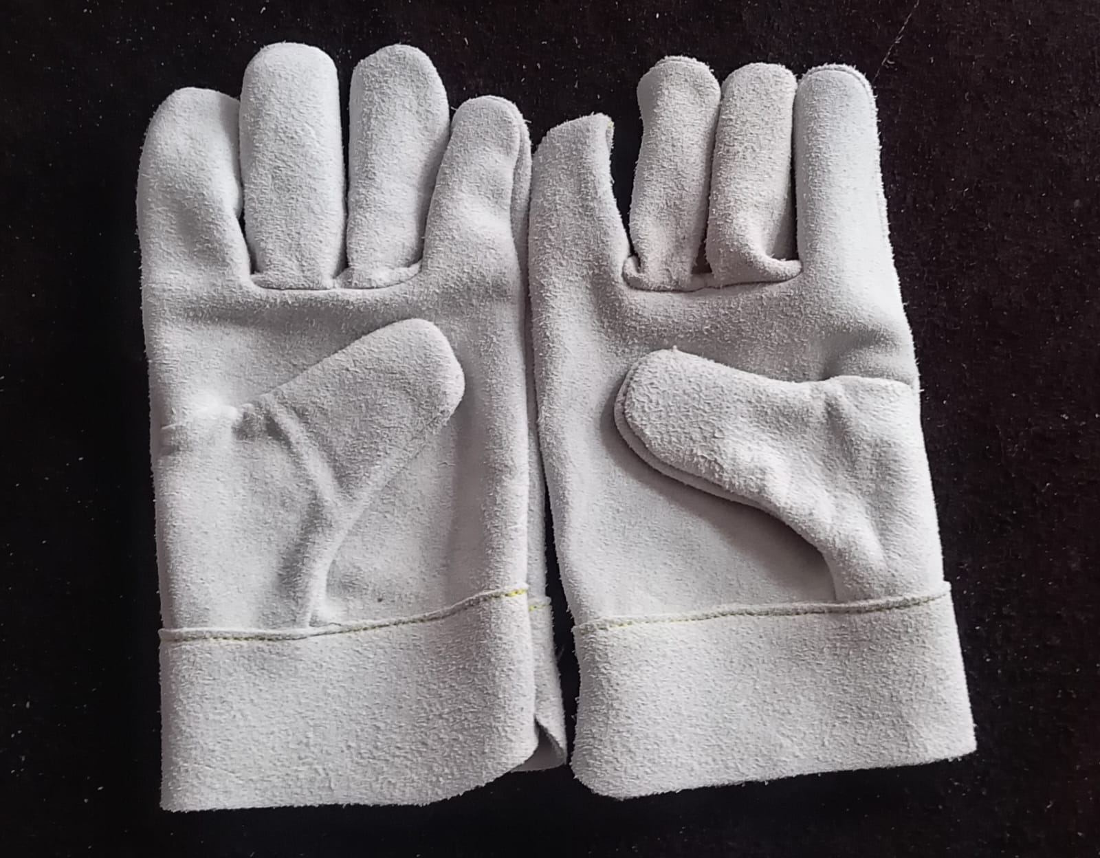 Guantes blancos de carnaza